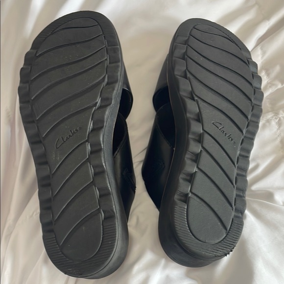 Clarks Black and Tan Sandals - Picture 3 of 3